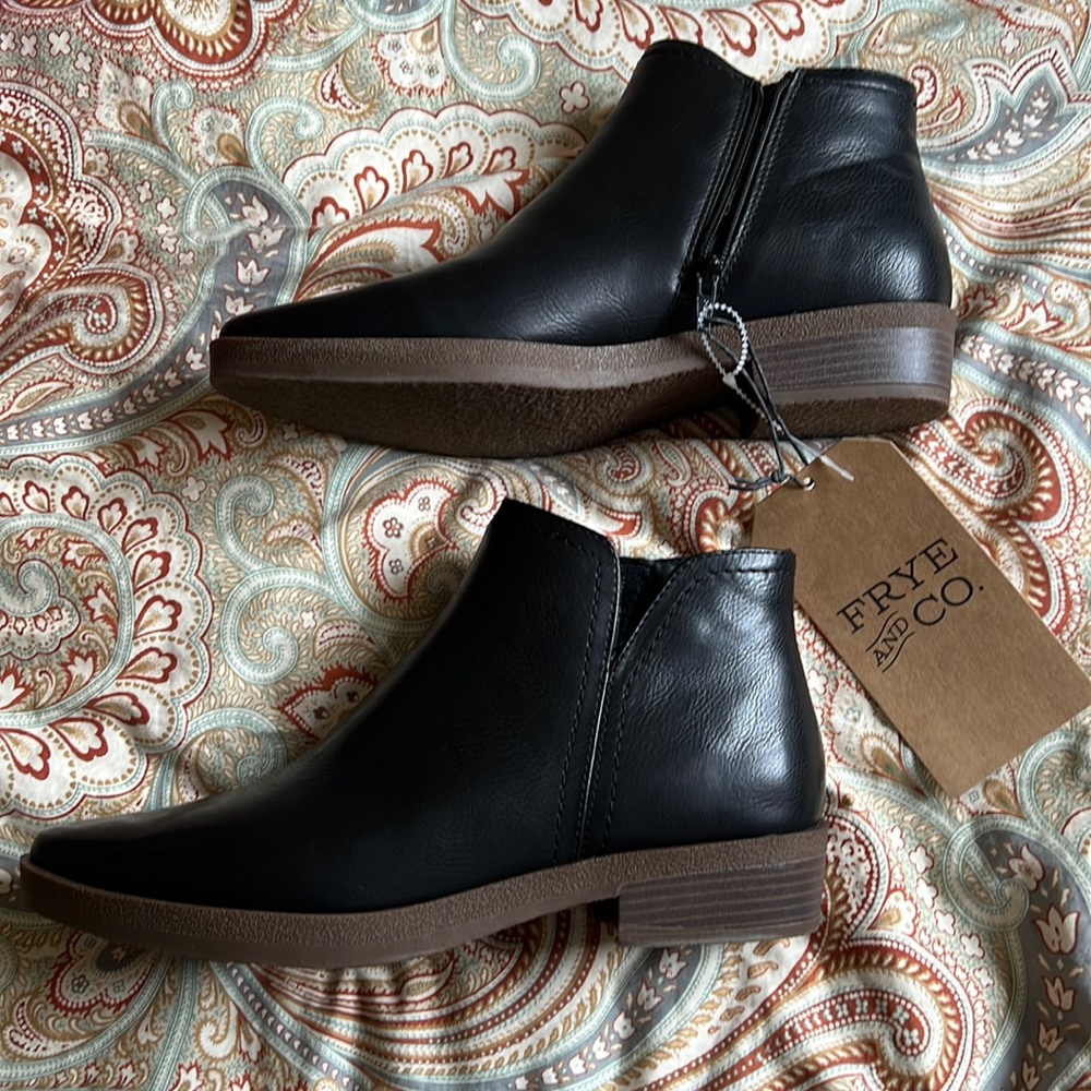 NWT Frye and Co. booties sz 9.5